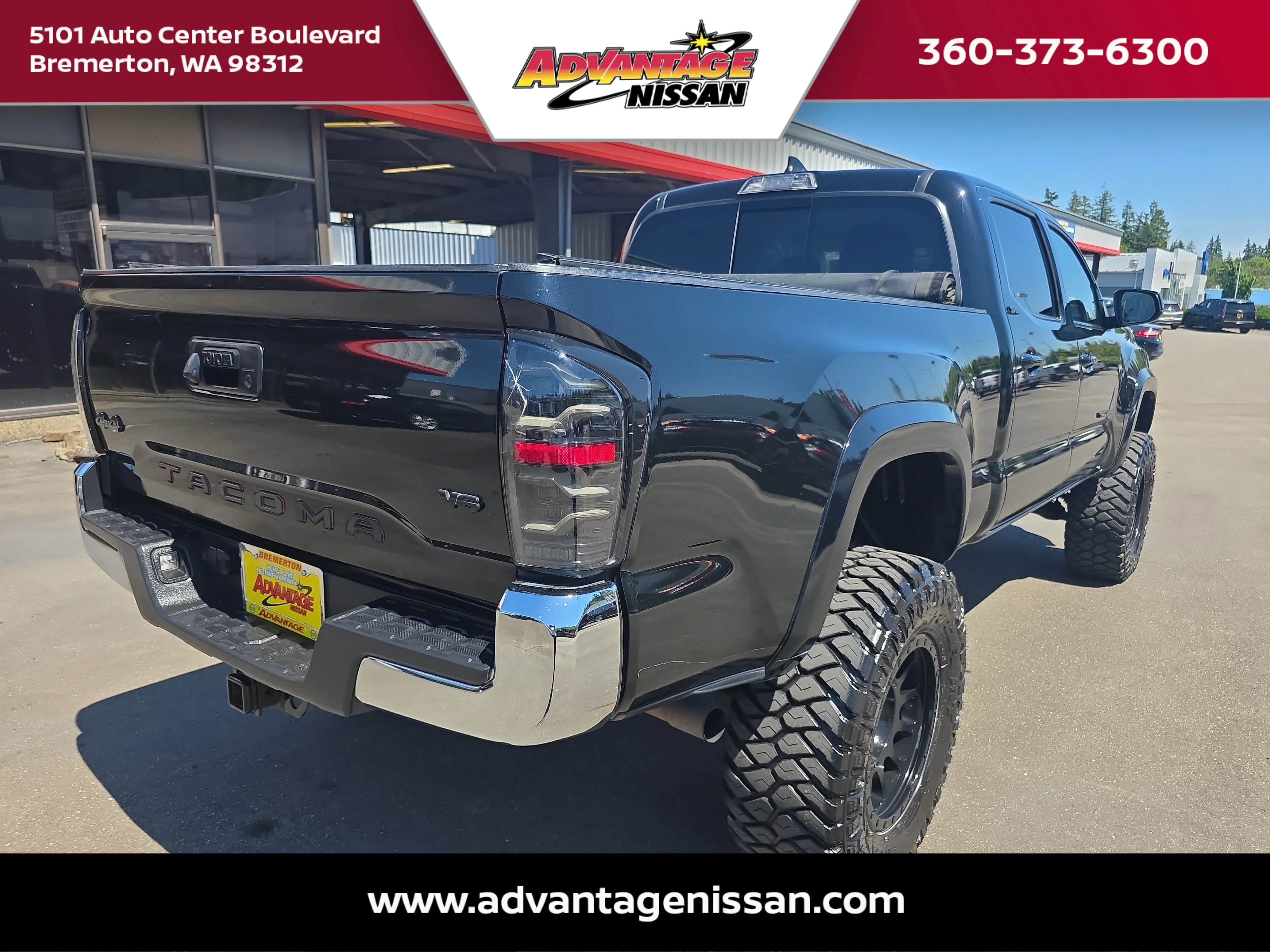 Used 2018 Midnight Black Metallic Toyota SR5 image 6