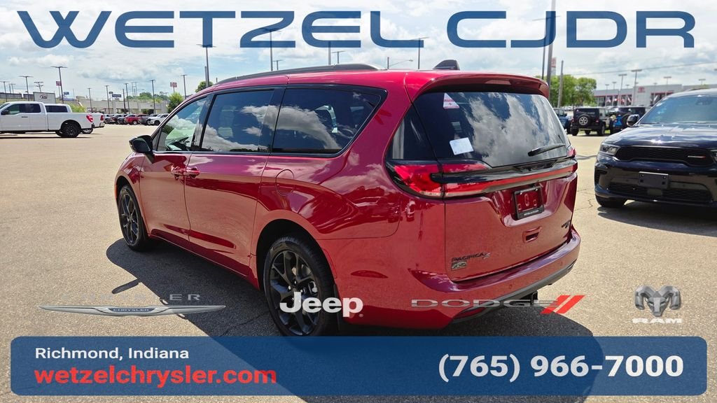 New 2027 Red Hot Pearl-Coat Exterior Paint Chrysler Limited image 5