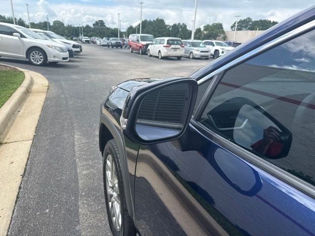 Used 2023  Toyota XLE Premium image 22