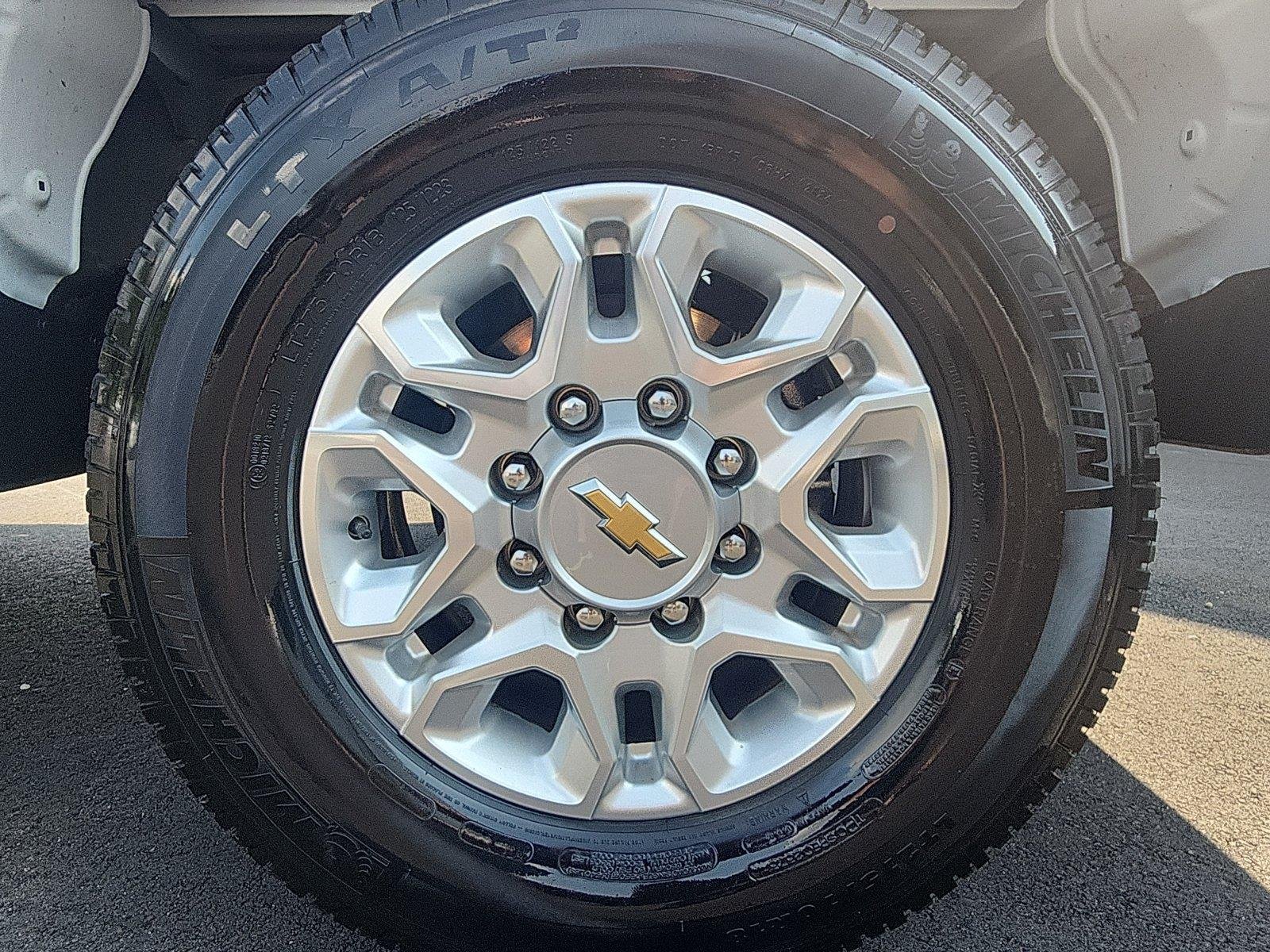 Used 2025 Summit White Chevrolet LT image 9