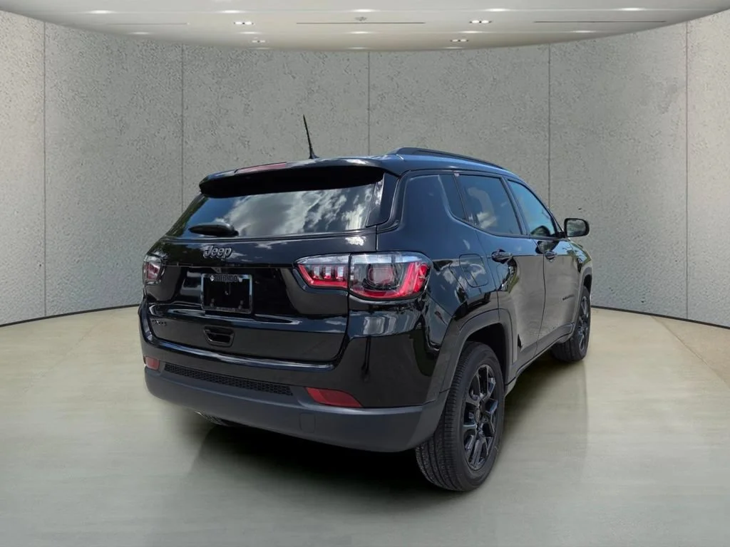 New 2026 Diamond Black Crystal Pearl-Coat Exterior Paint Jeep Latitude Altitude image 4
