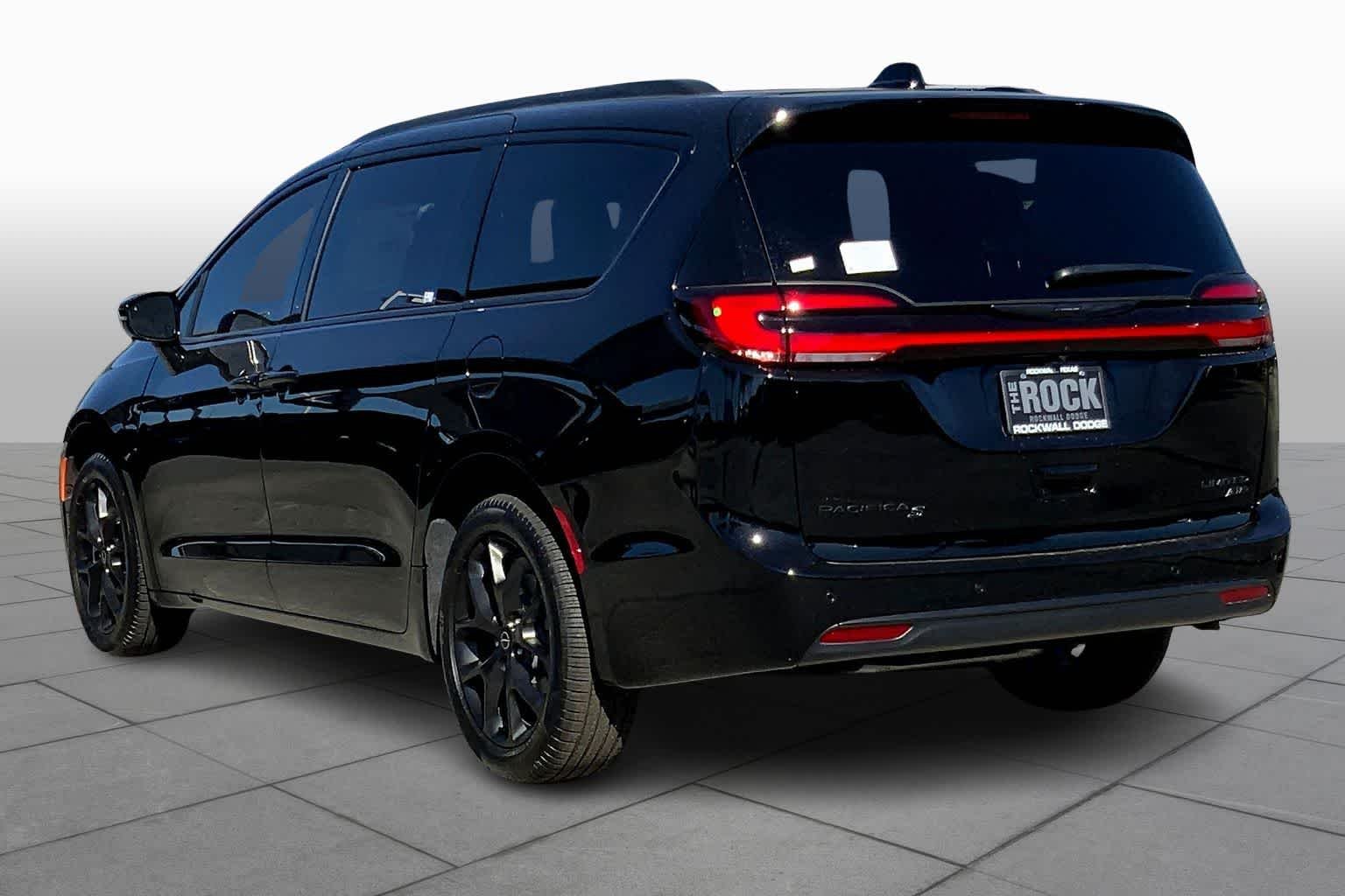 New 2026 Diamond Black Crystal Pearl-Coat Exterior Paint Chrysler Limited image 10