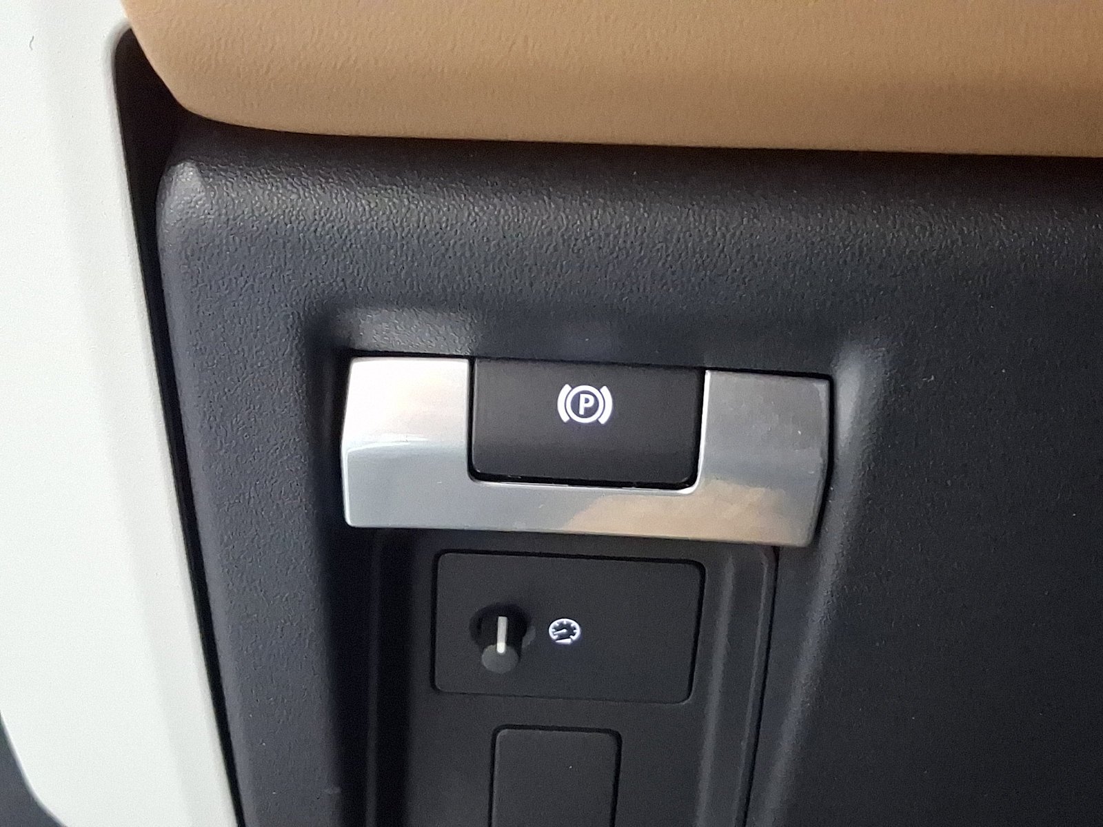 Certified Used 2026 Fuji White Land Rover  image 26