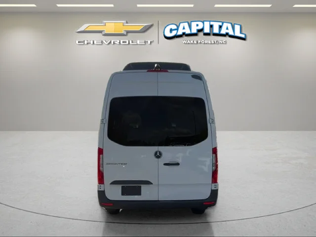 Used 2025  Mercedes-Benz NA image 9