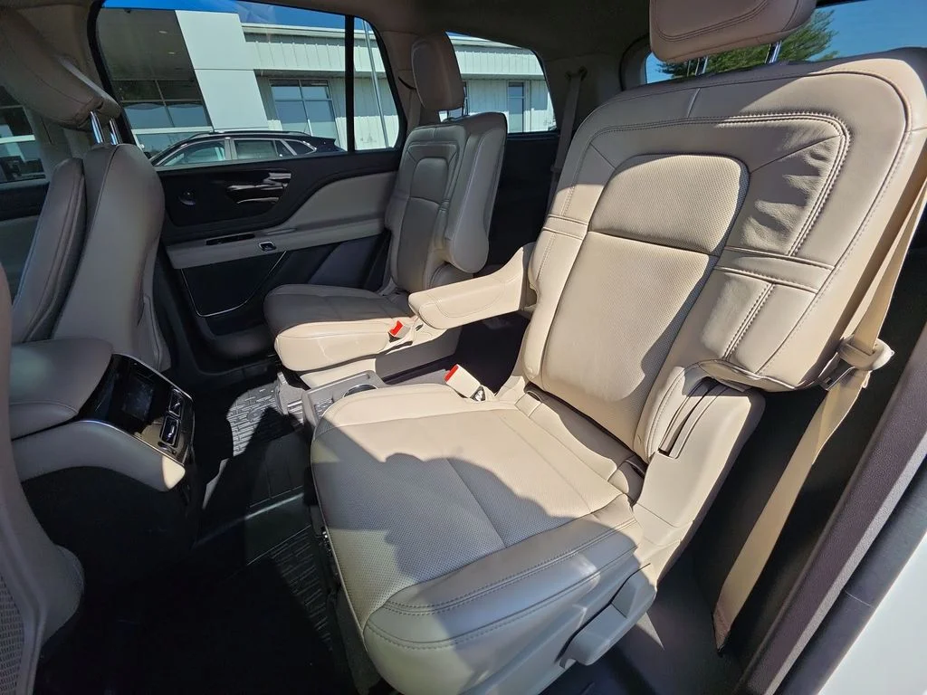Used 2021 White Lincoln Reserve image 23