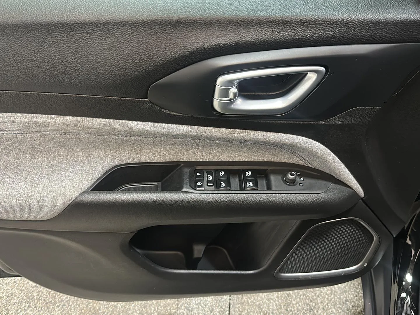 Used 2023 Diamond Black Crystal Pearlcoat Jeep Latitude image 17