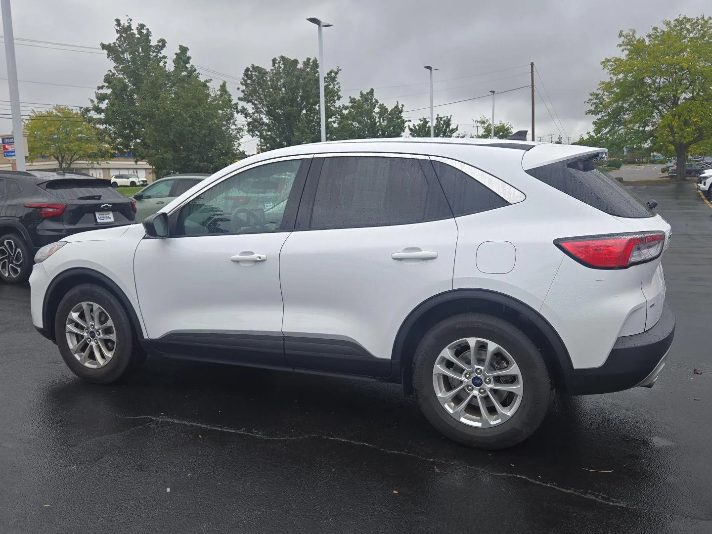 Used 2022 Oxford White Ford SE image 4