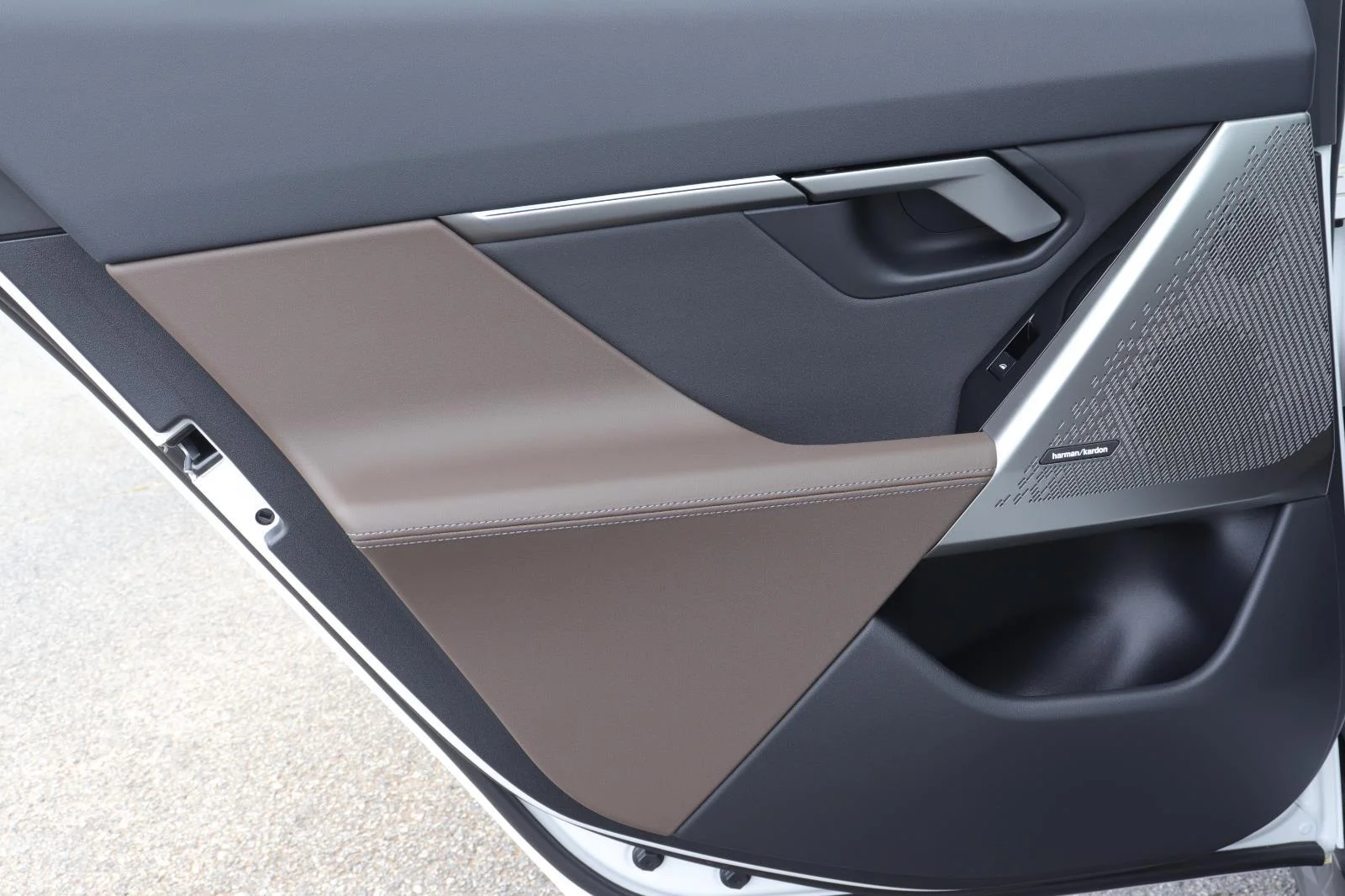 New 2027 Mineral White Metallic BMW 530i image 11