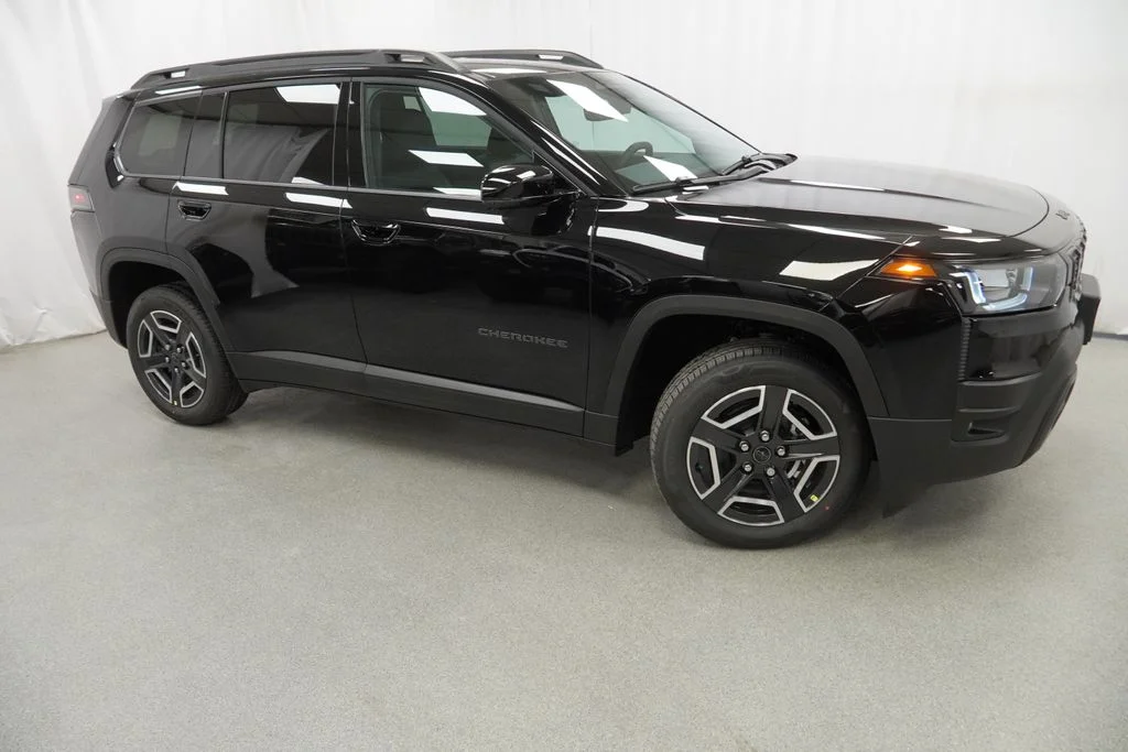 New 2026 Diamond Black Crystal Pearl-Coat Exterior Paint Jeep Limited image 9