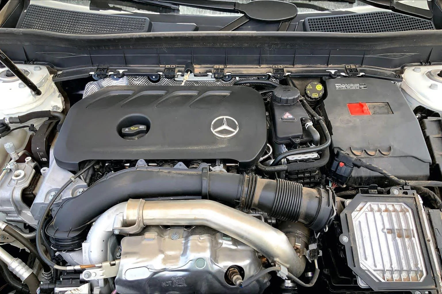 Used 2025 Polar White Mercedes-Benz GLB 250 image 34