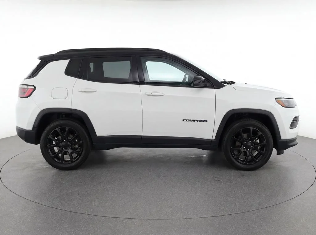 Used 2023 White Jeep Altitude image 8