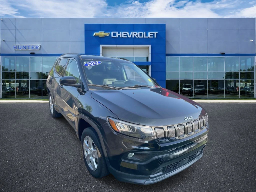 Used 2022 Diamond Black Crystal Pearlcoat Jeep Latitude image 1