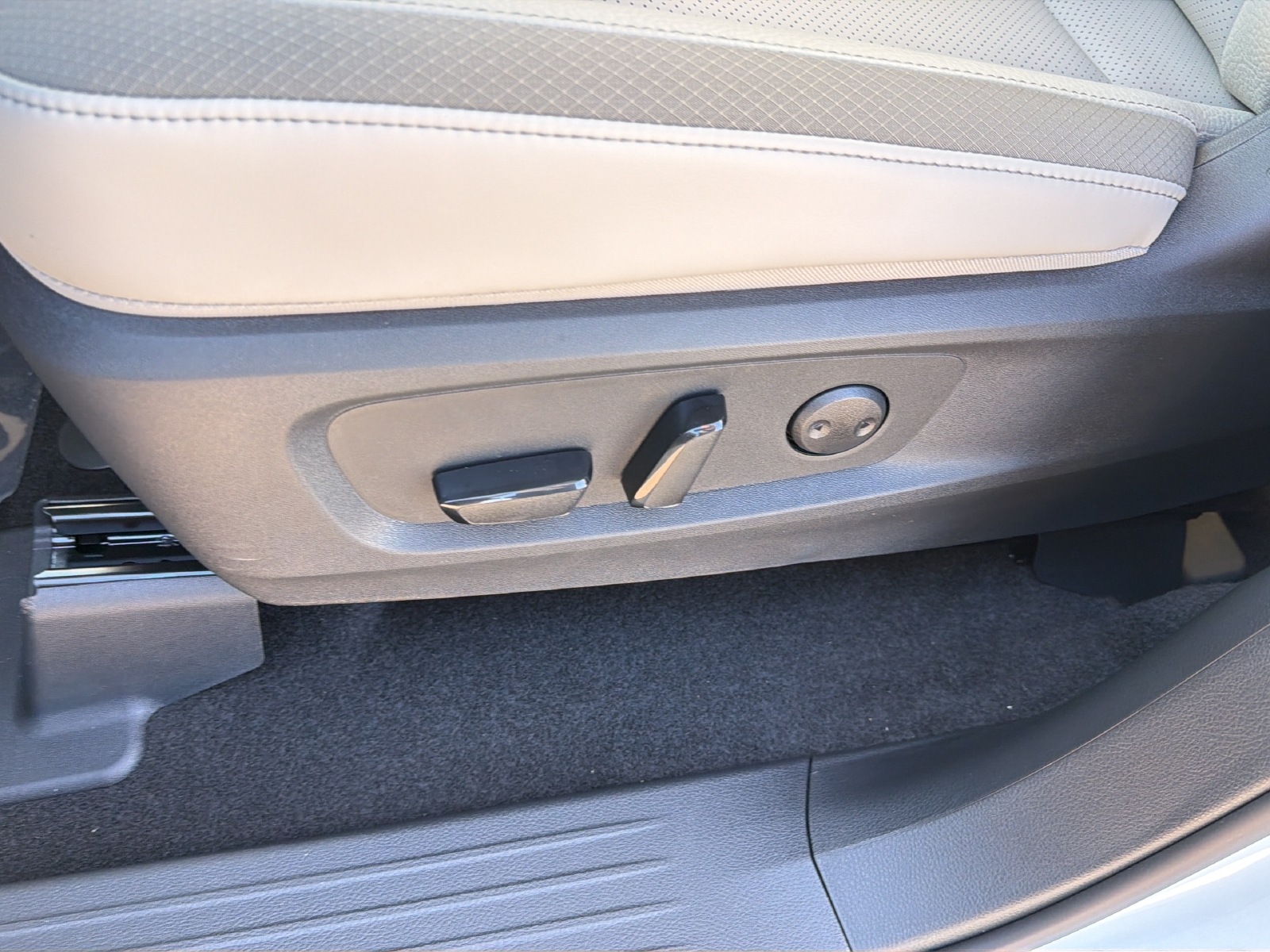 New 2026 White Nissan SL image 33