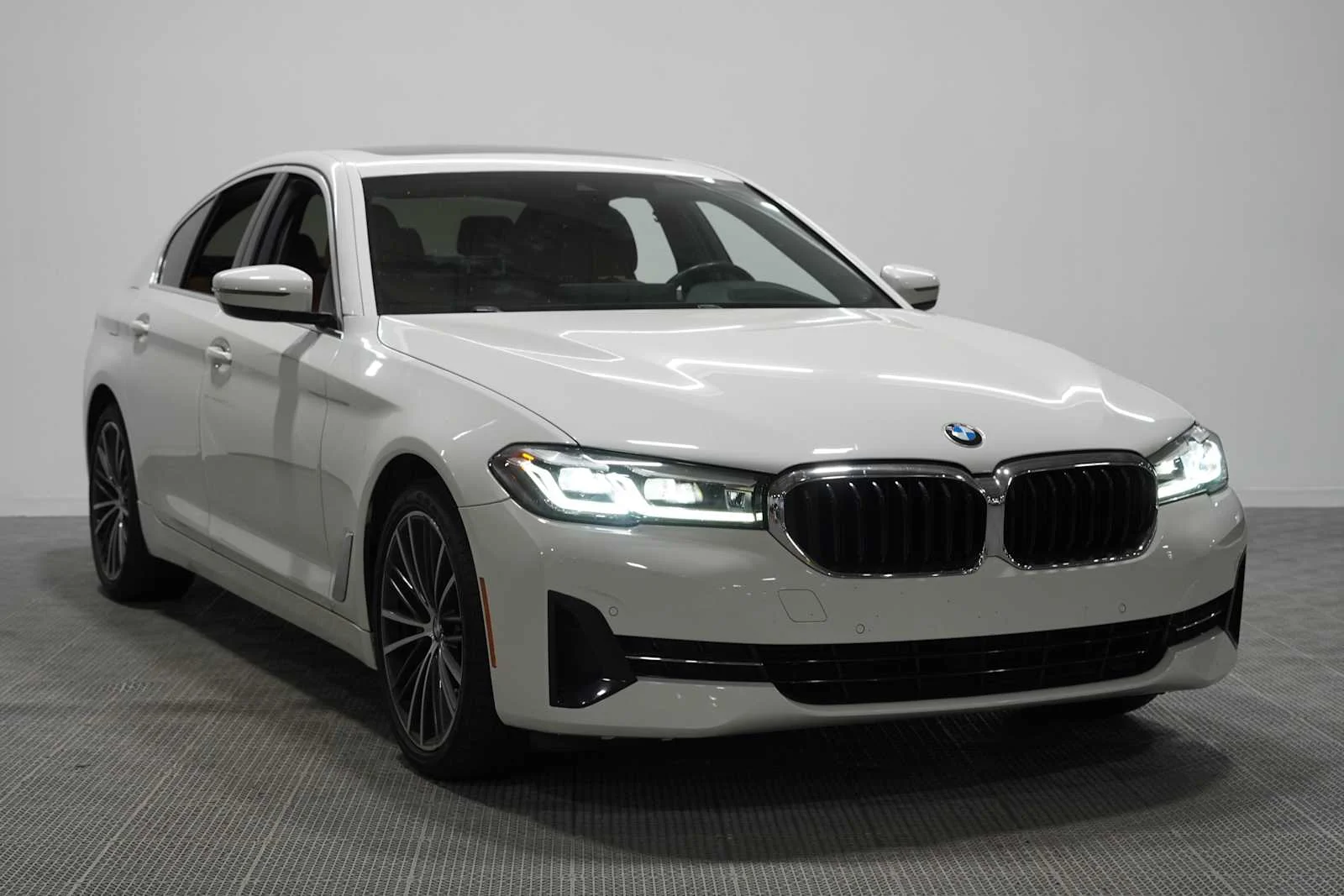 Used 2023 Alpine White BMW 530i image 3