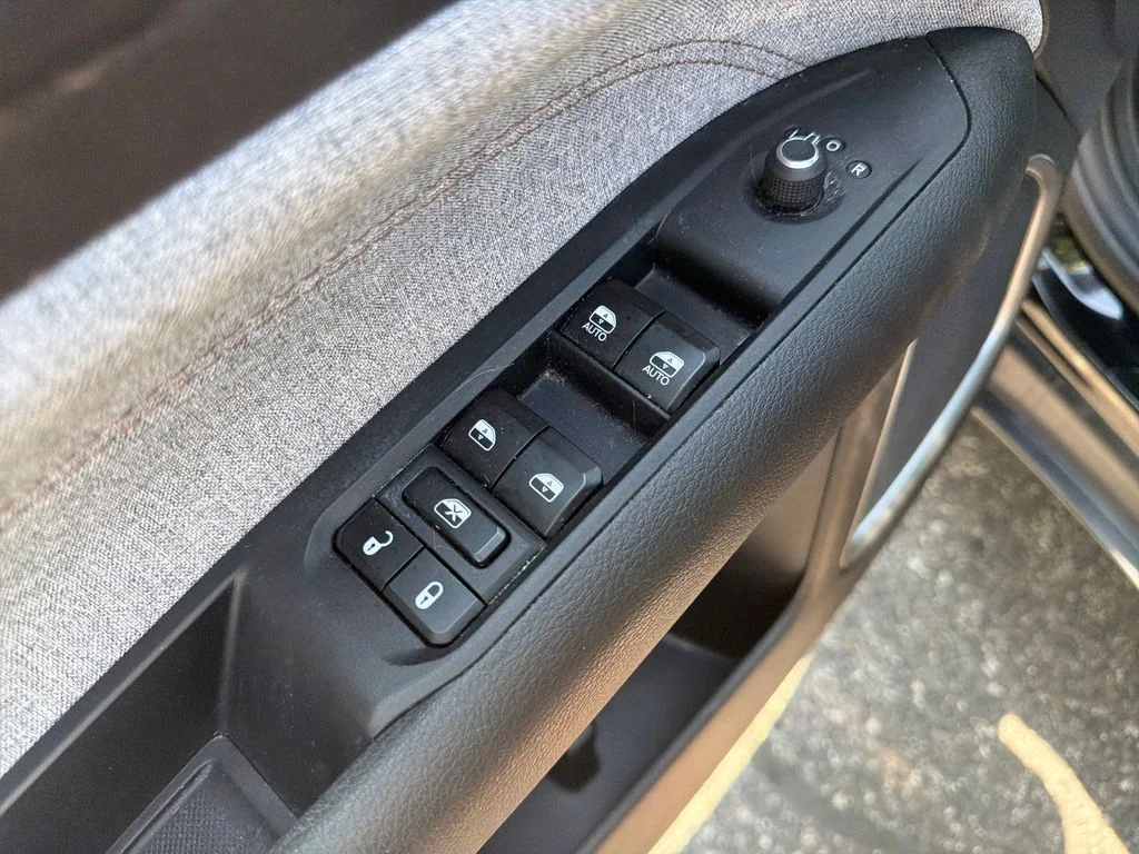 Used 2024 Black Jeep Latitude Lux image 14