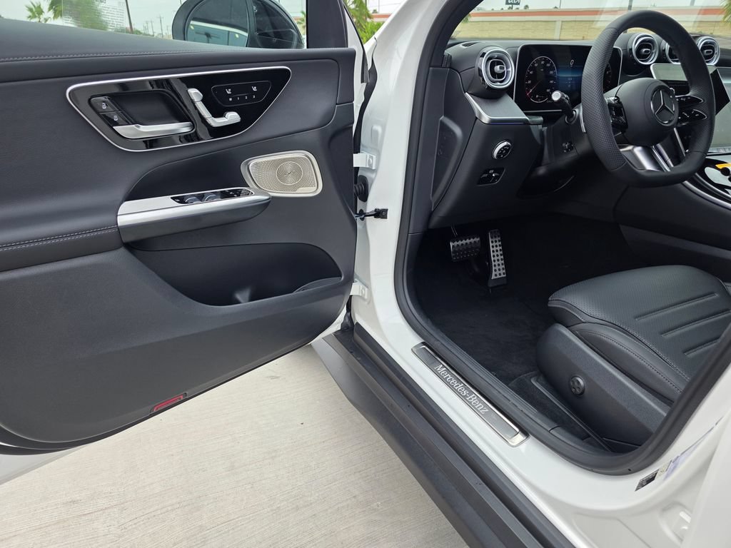 New 2026 Polar White Mercedes-Benz GLC 300 image 37