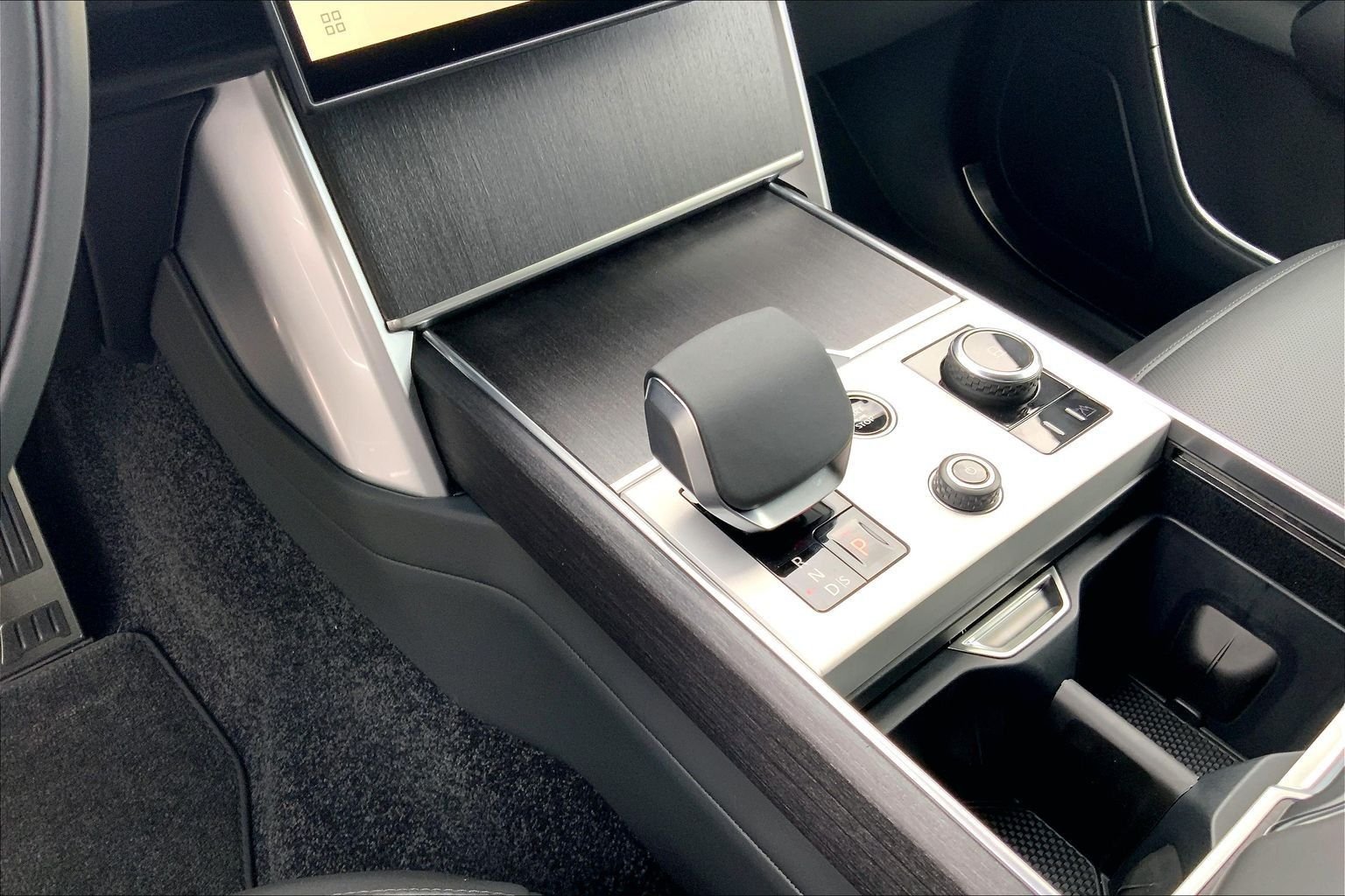 New 2027 Carpathian Grey Land Rover SE image 7