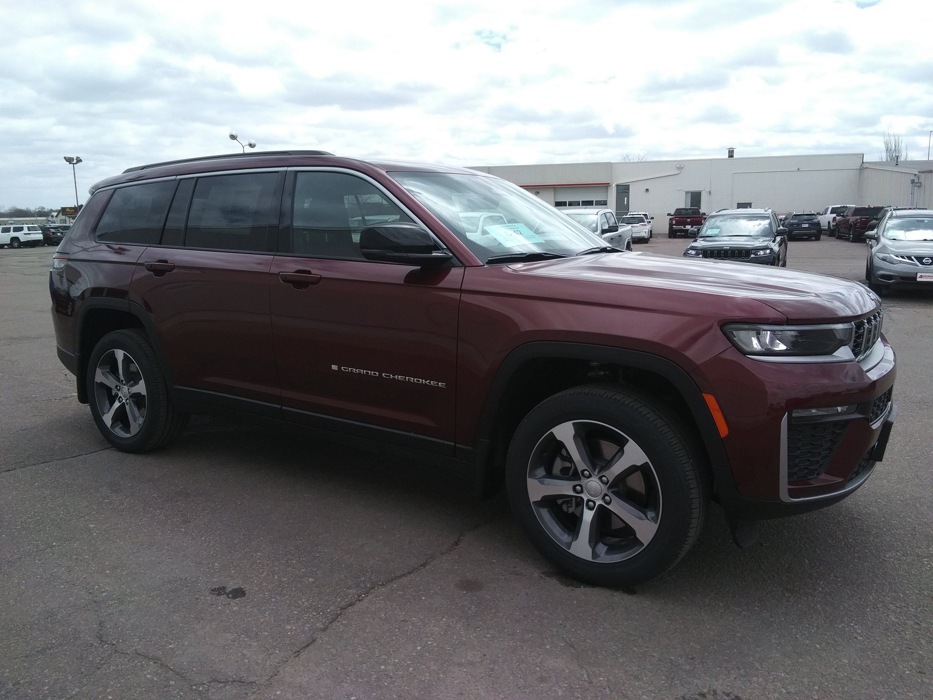 New 2026 Velvet Red Pearl-Coat Exterior Paint Jeep Limited image 4