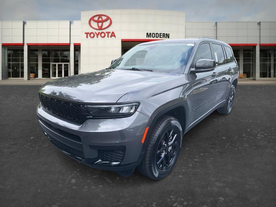 Used 2024 Baltic Gray Metallic Clearcoat Jeep Altitude image 1