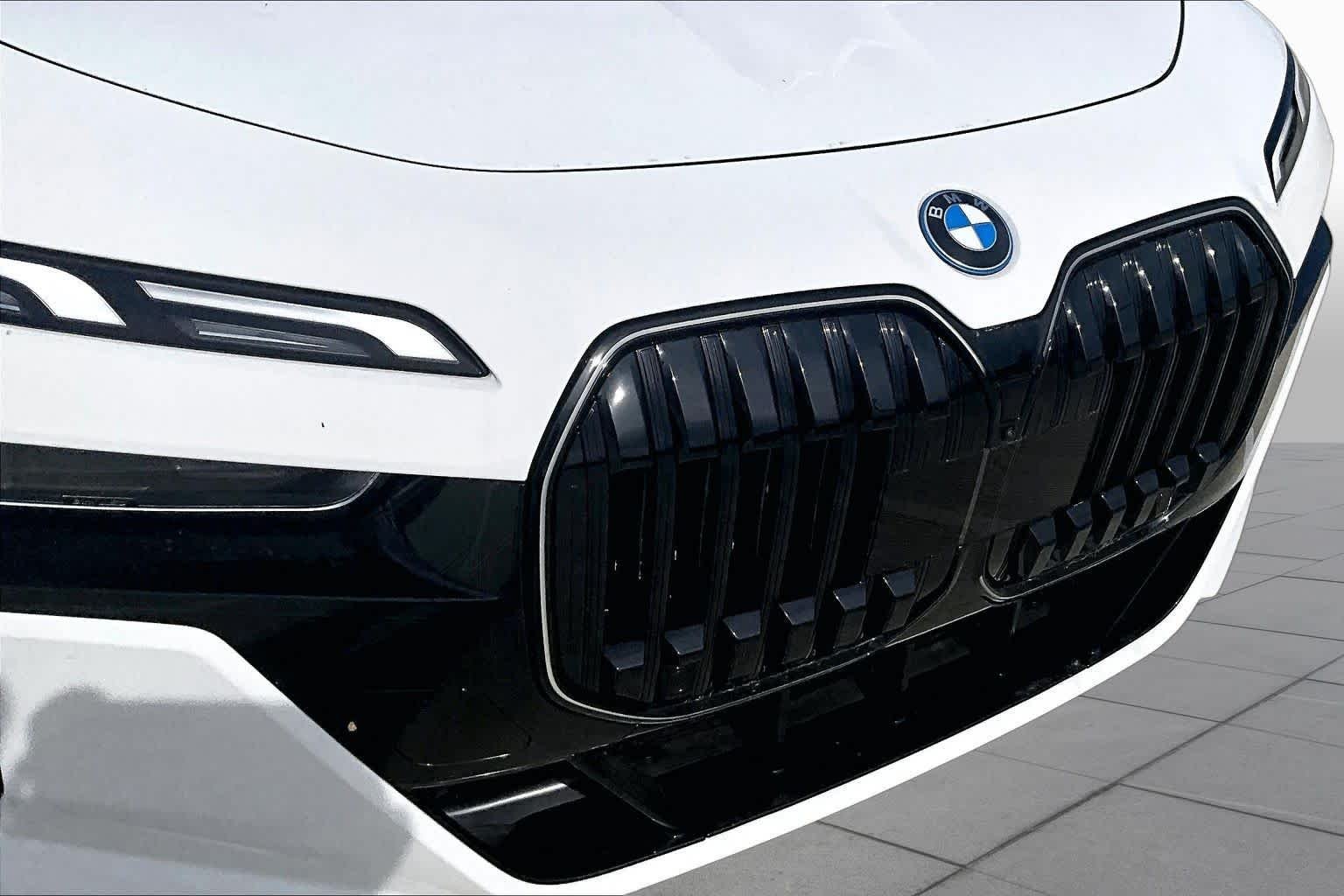 Used 2026 Alpine White BMW 750e xDrive image 29