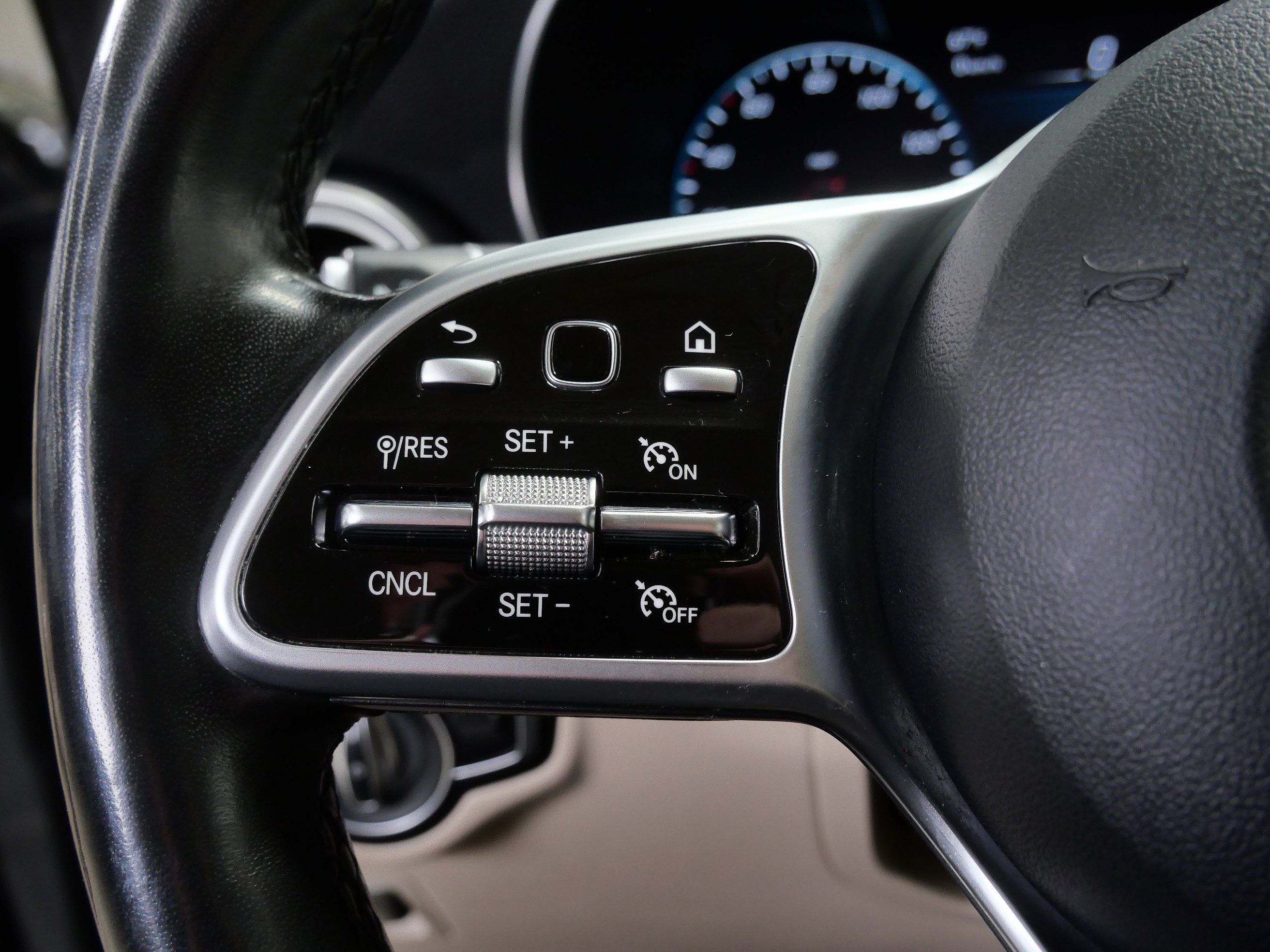 Used 2022 Selenite Grey Metallic Mercedes-Benz GLC 300 image 26