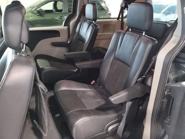 Used 2020 Brilliant Black Crystal Pearlcoat Dodge SXT image 10