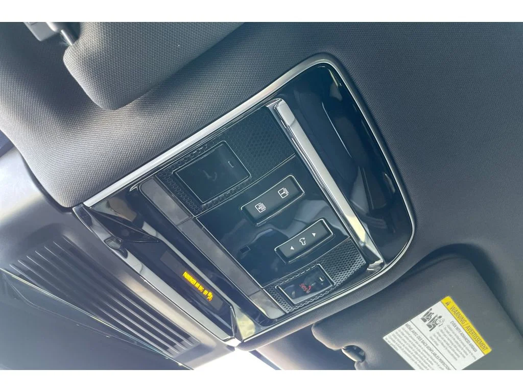 Used 2023 Fuji White Land Rover SE image 24