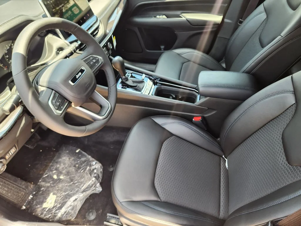 New 2026 Diamond Black Crystal Pearlcoat Jeep Latitude image 8