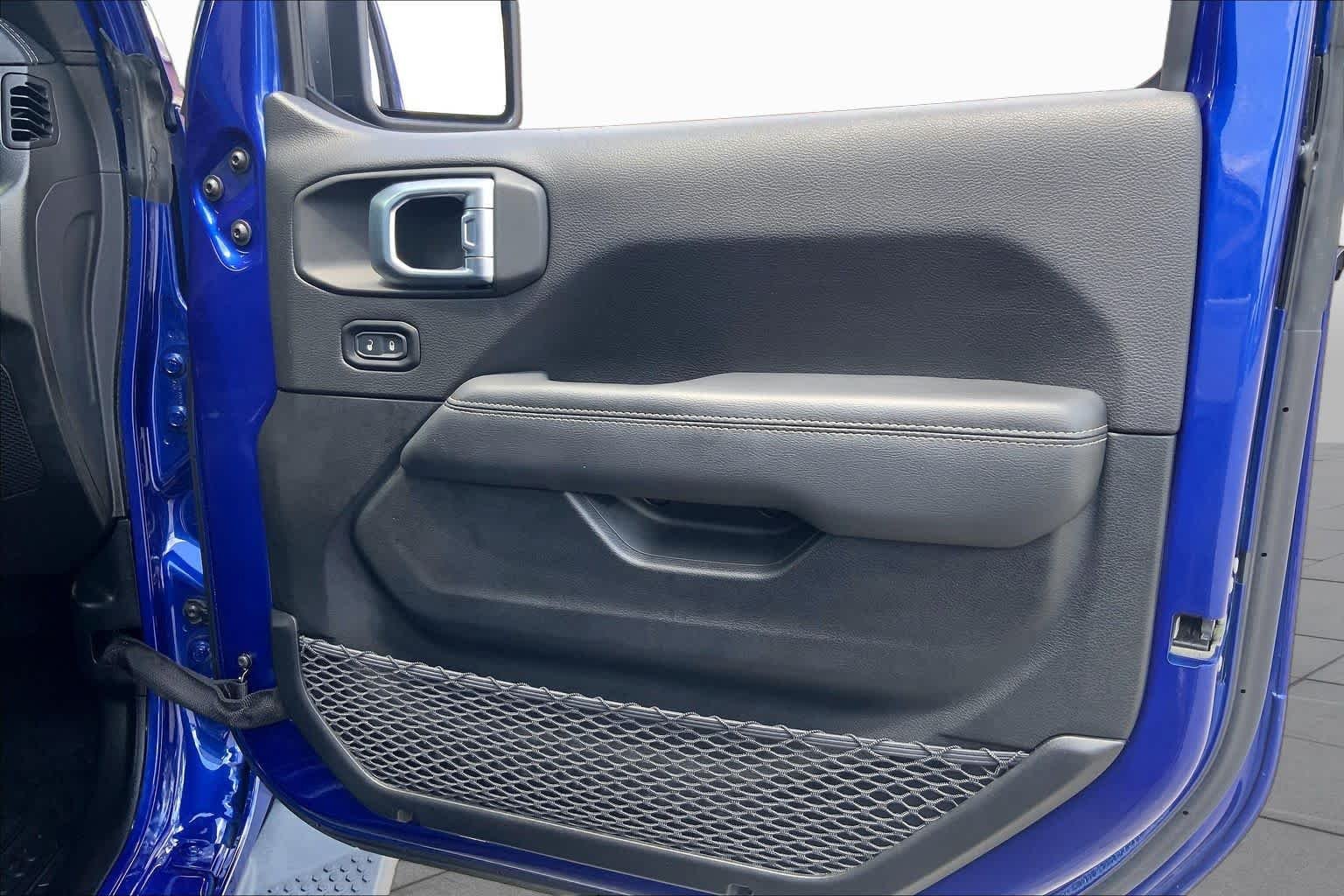Used 2020 Ocean Blue Metallic Clearcoat Jeep Sahara image 23