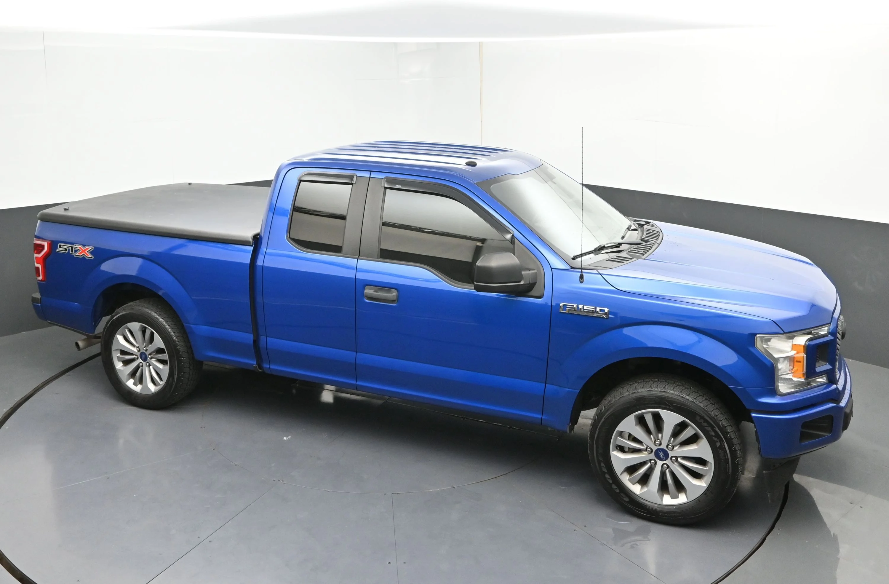 Used 2018 Blue Ford XL image 16