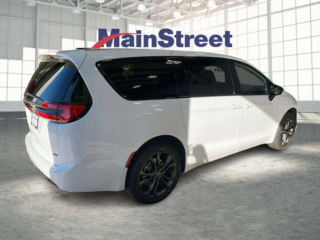 New 2026 Bright White Clear-Coat Exterior Paint Chrysler Select image 5