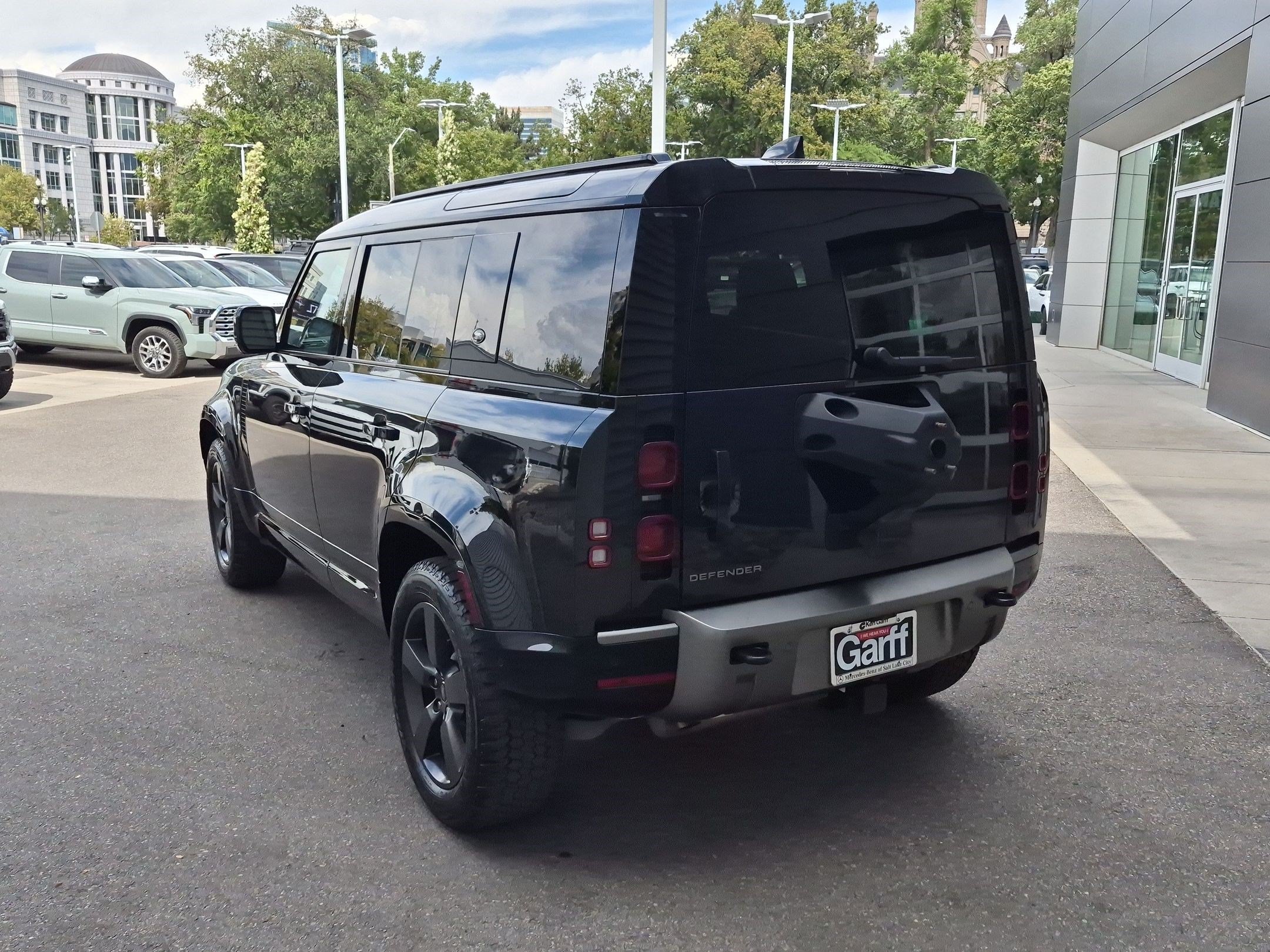 Used 2024 Black Land Rover X-Dynamic SE image 5
