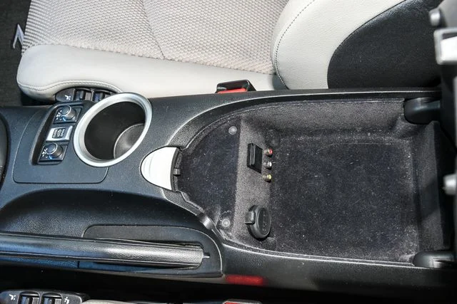 Used 2014 White Nissan Touring image 37