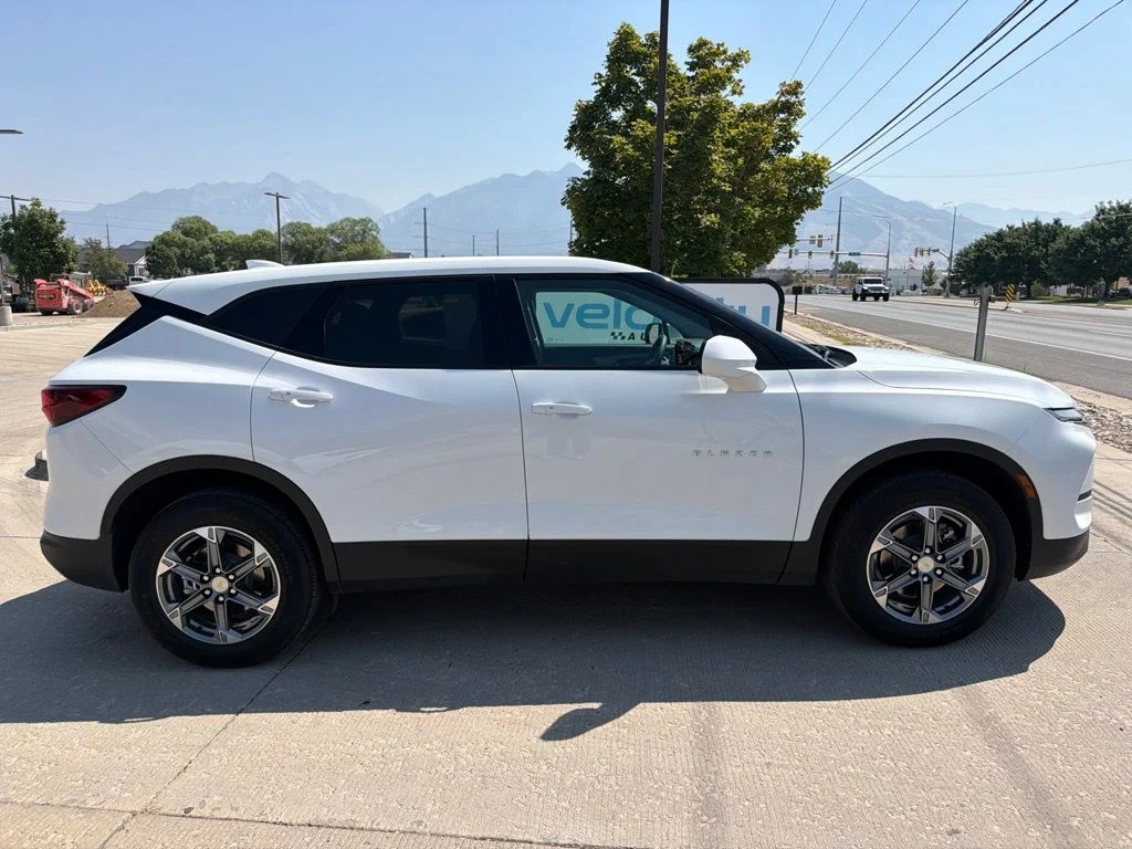 Used 2025 White Chevrolet LT image 2