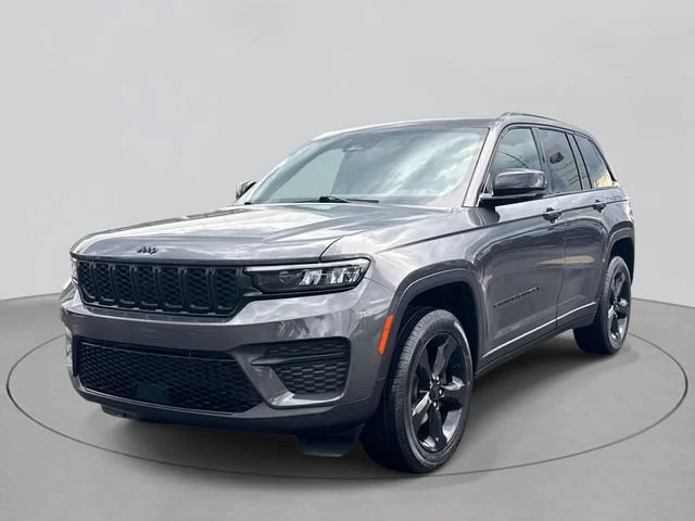 Used 2024 Gray Jeep Altitude image 30