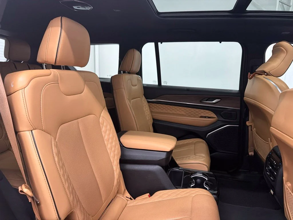 Used 2023 White Jeep Summit image 30