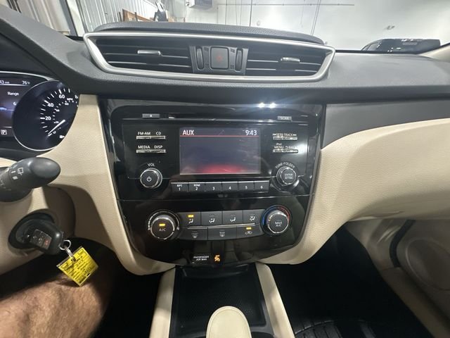 Used 2015 Glacier White Nissan S image 24