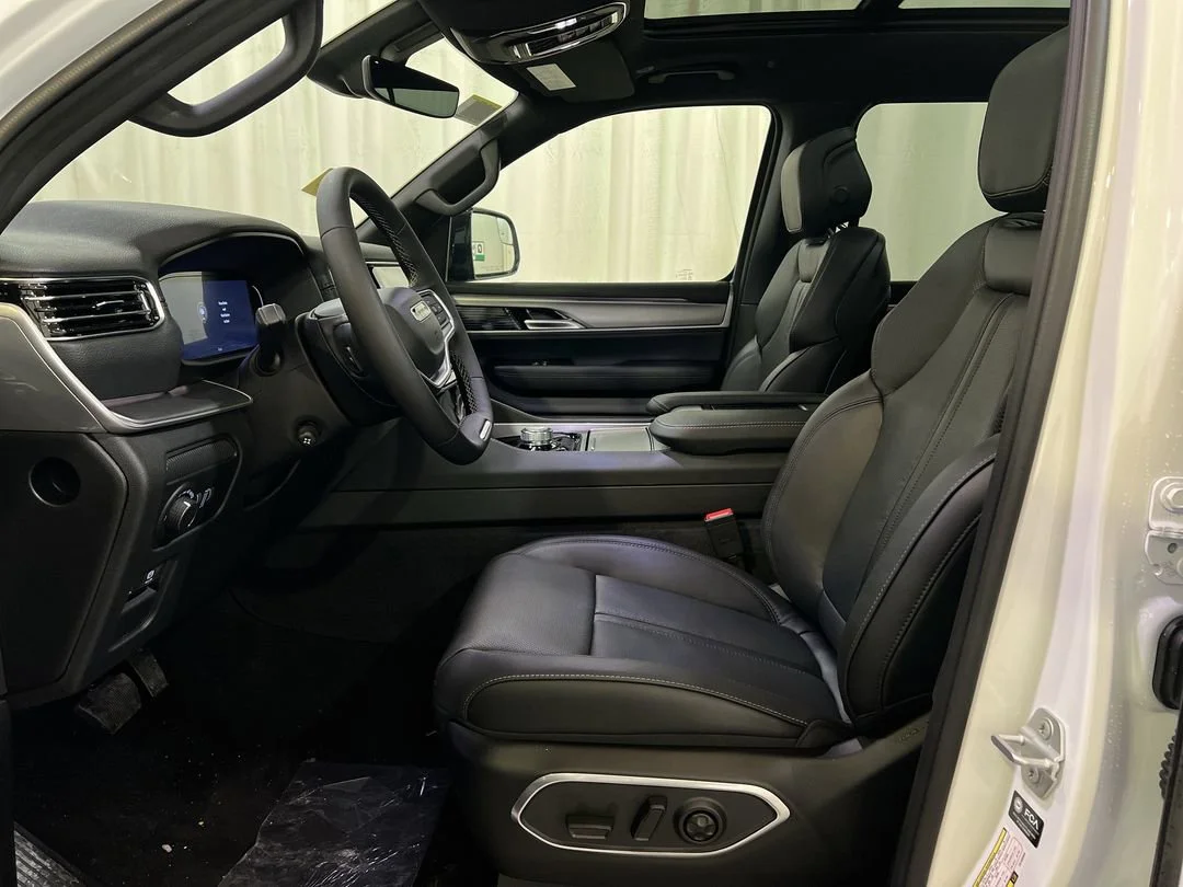 New 2026 Bright White Clear-Coat Exterior Paint Jeep Limited Altitude image 14