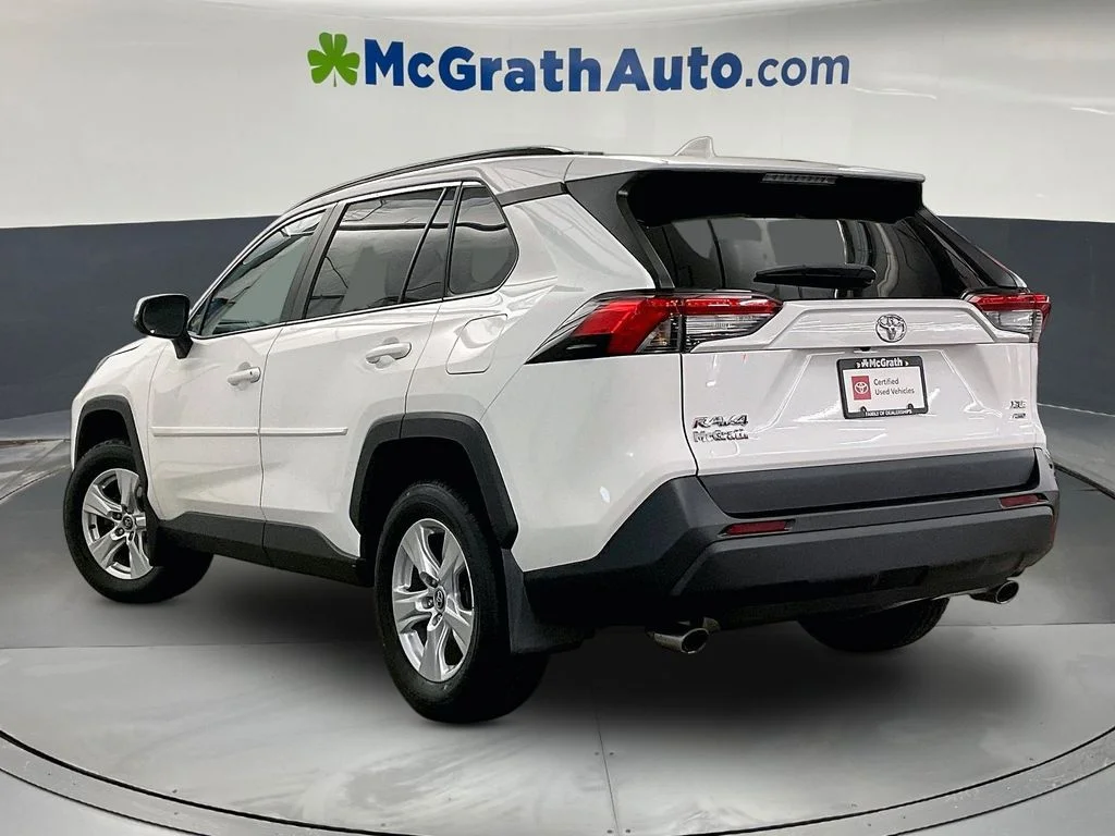 Used 2020 White Toyota XLE image 3