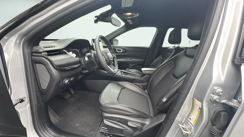 Used 2024 Silver Jeep Latitude image 14