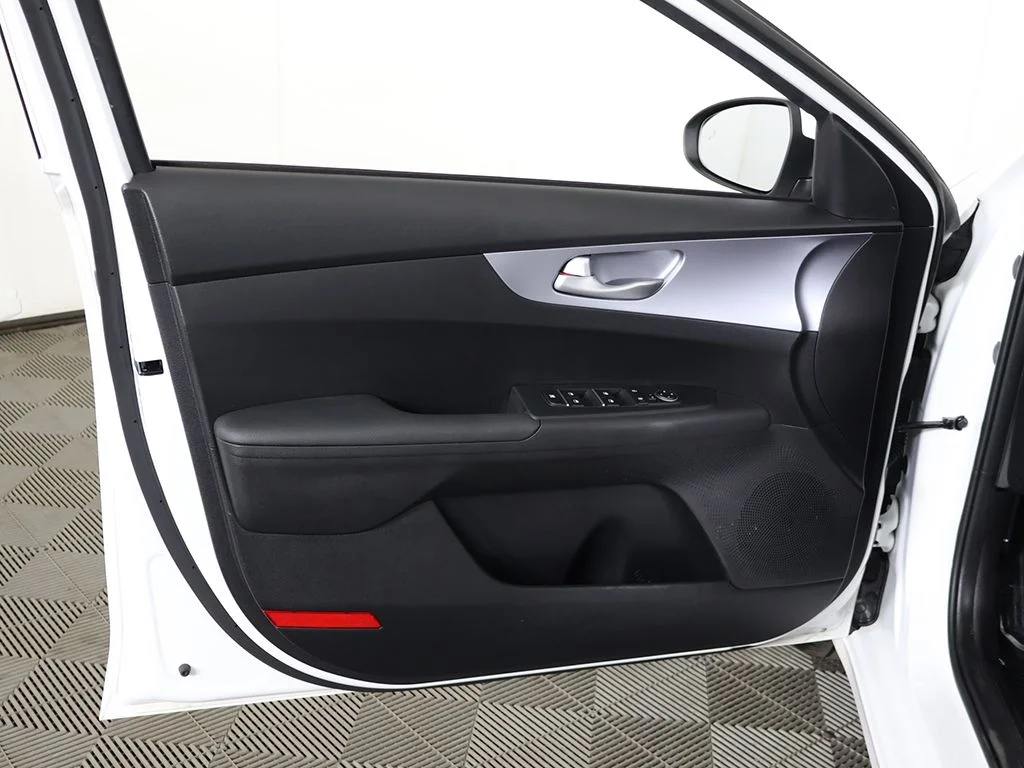Used 2022 White Kia LXS image 21