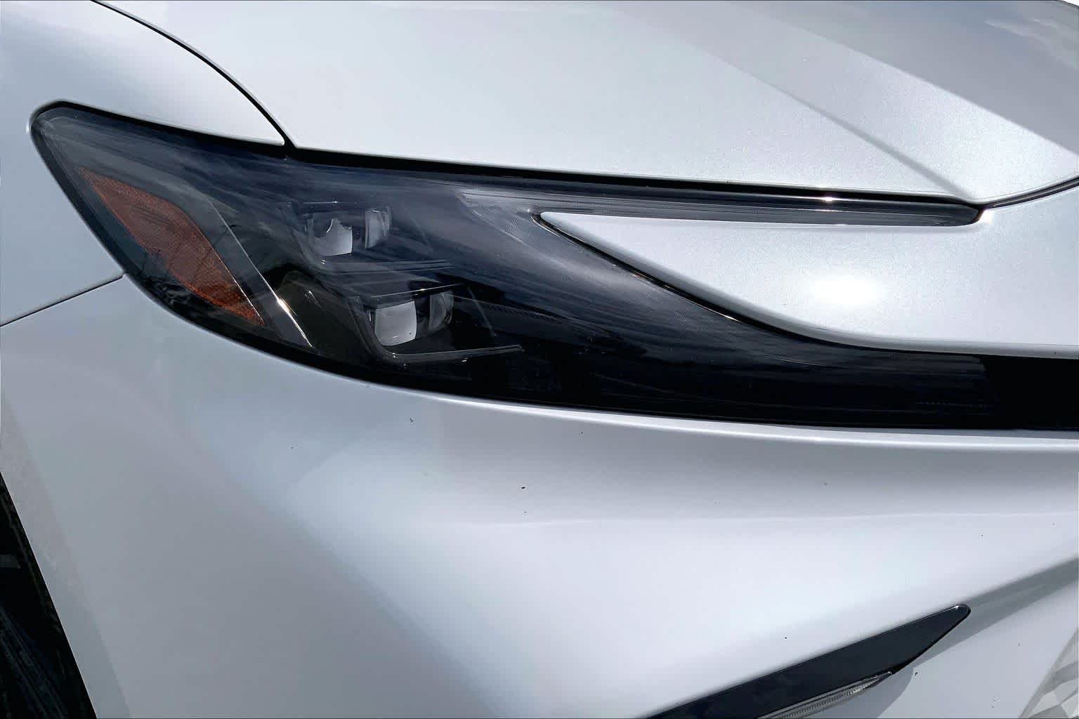 Used 2025 Wind Chill Pearl Toyota XSE image 27