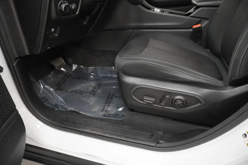 Used 2023 White/off-white Jeep Laredo image 42