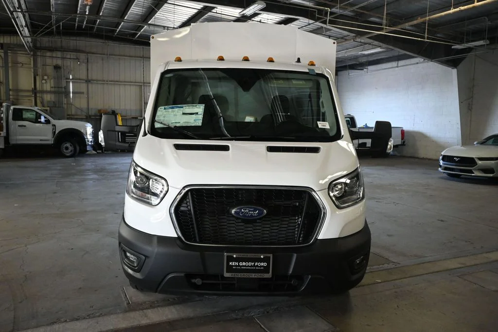 New 2025 Oxford White Ford Base image 3