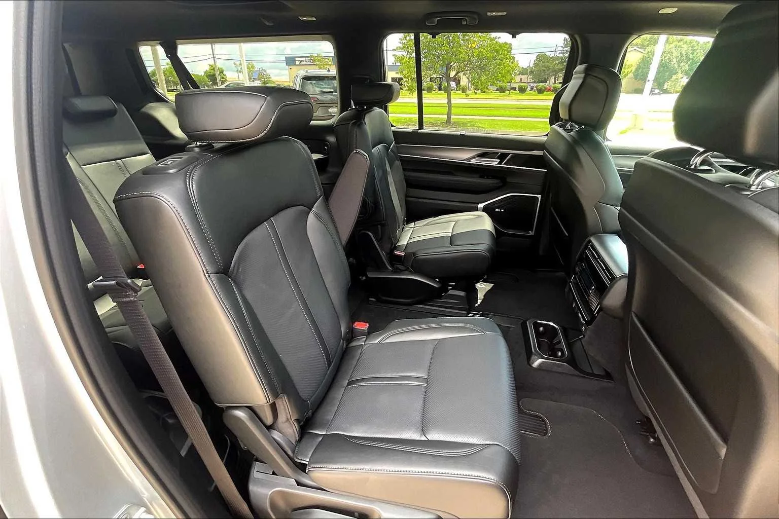 2025 Jeep Wagoneer L Series II - Photo 20