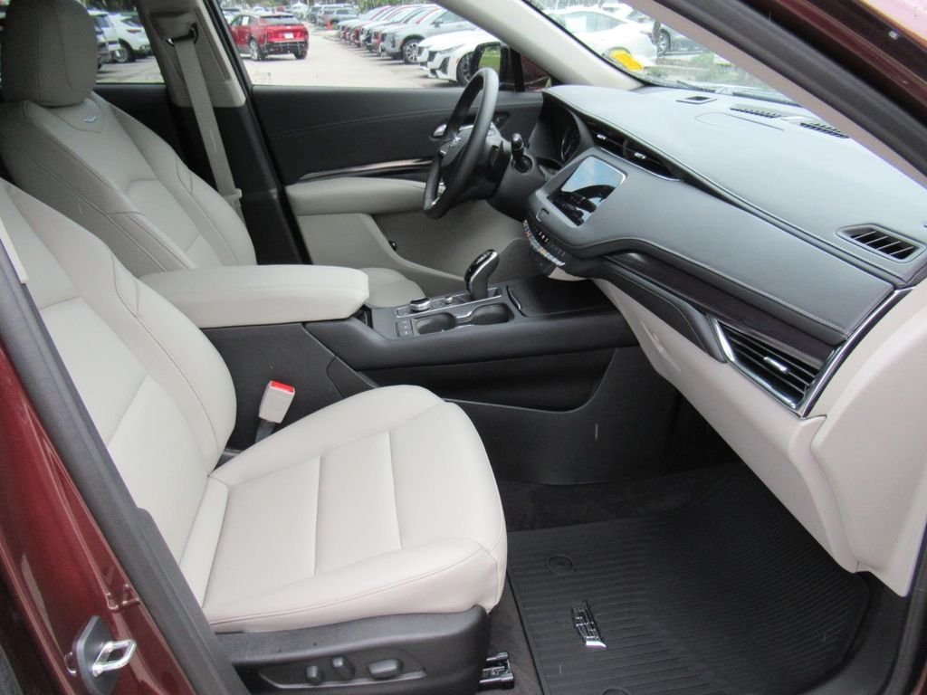 Used 2023  Cadillac Luxury image 10