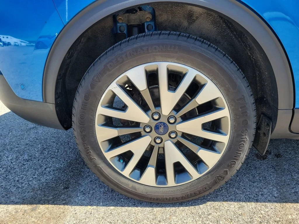 Used 2020  Ford Titanium Hybrid image 5