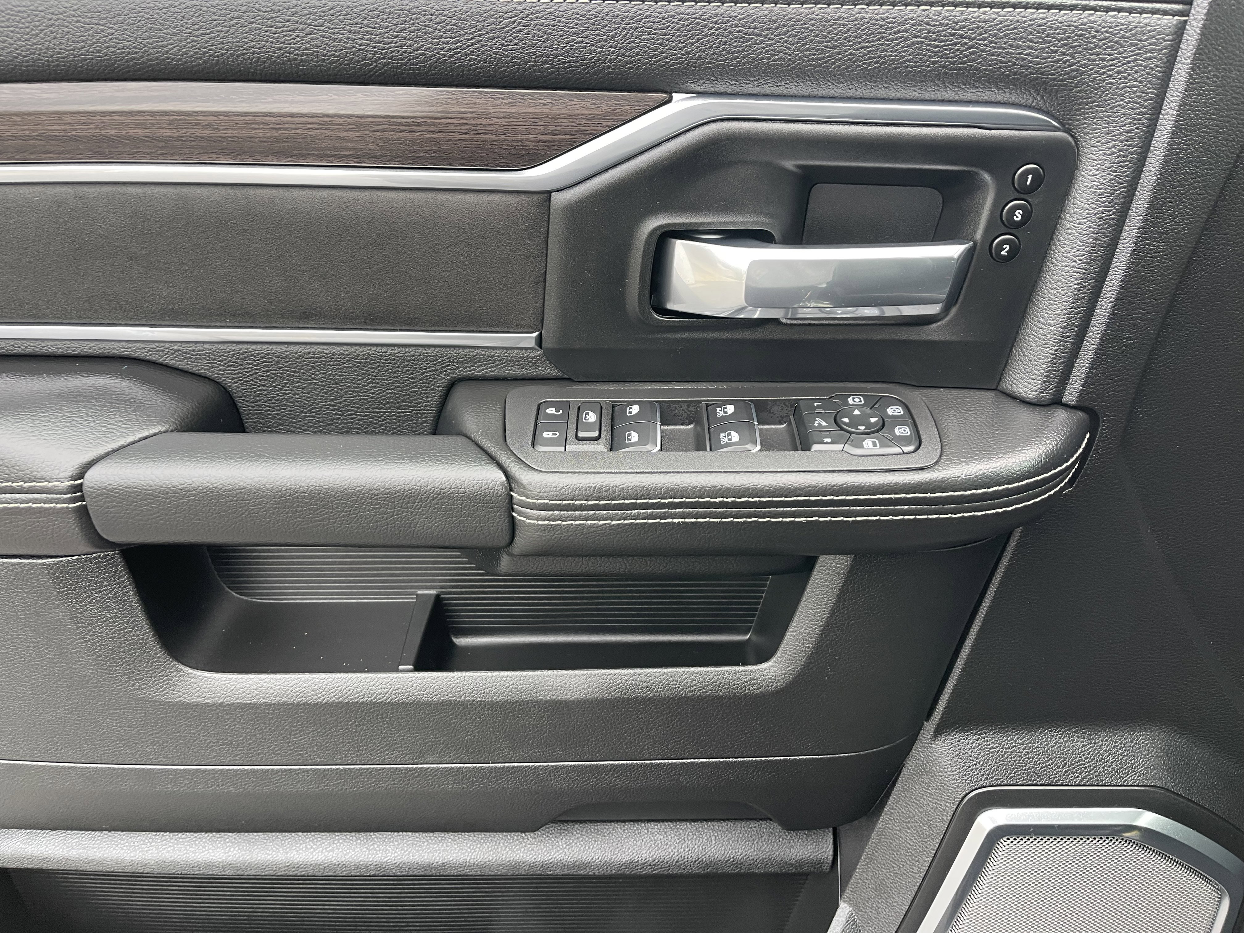 New 2026 Granite Crystal Metallic Clear-Coat Exterior Paint RAM Laramie image 17