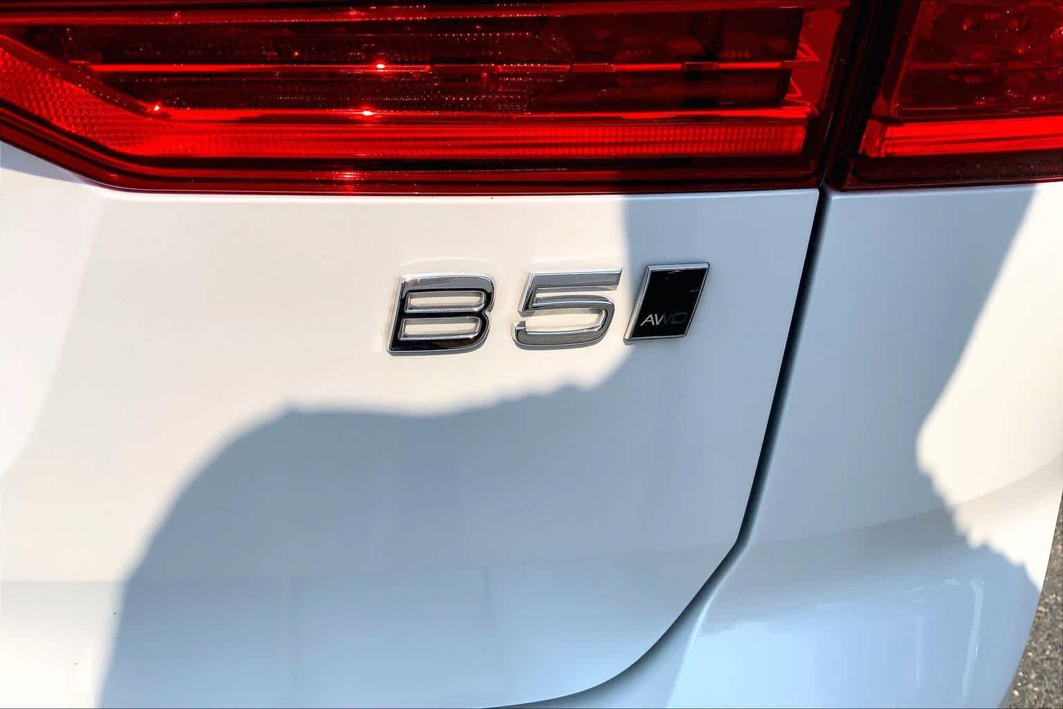 Used 2024 Crystal White Metallic Volvo Ultimate Dark Theme image 10