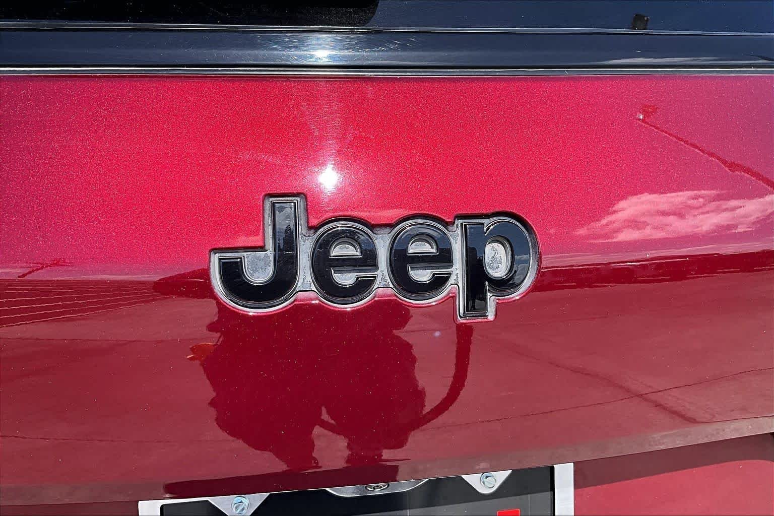 Used 2023 Velvet Red Pearlcoat Jeep Altitude image 10